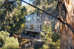 Treetops-Large Home 9km to CBD Sleeps 10